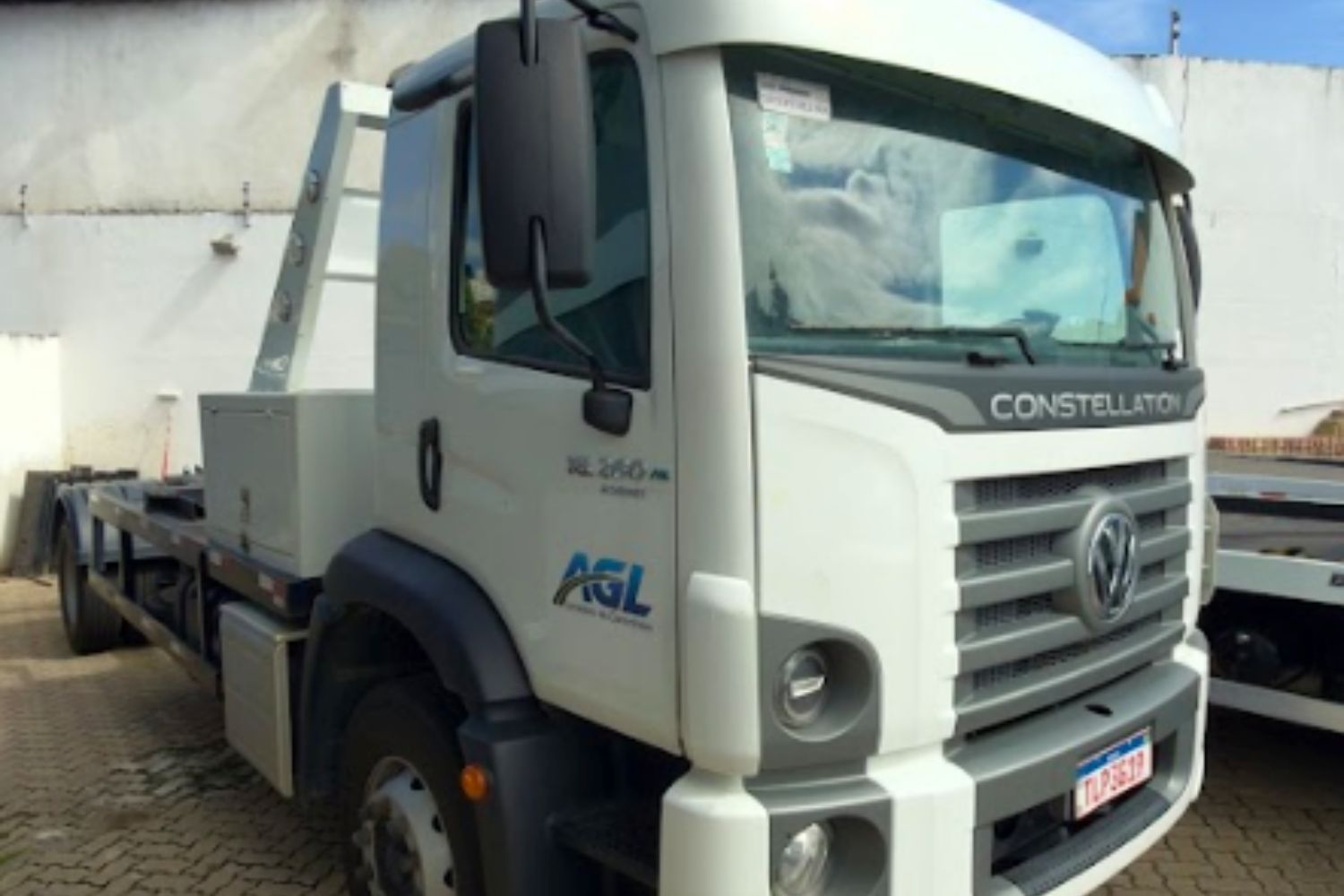 Caminhão guincho branco da frota AGL