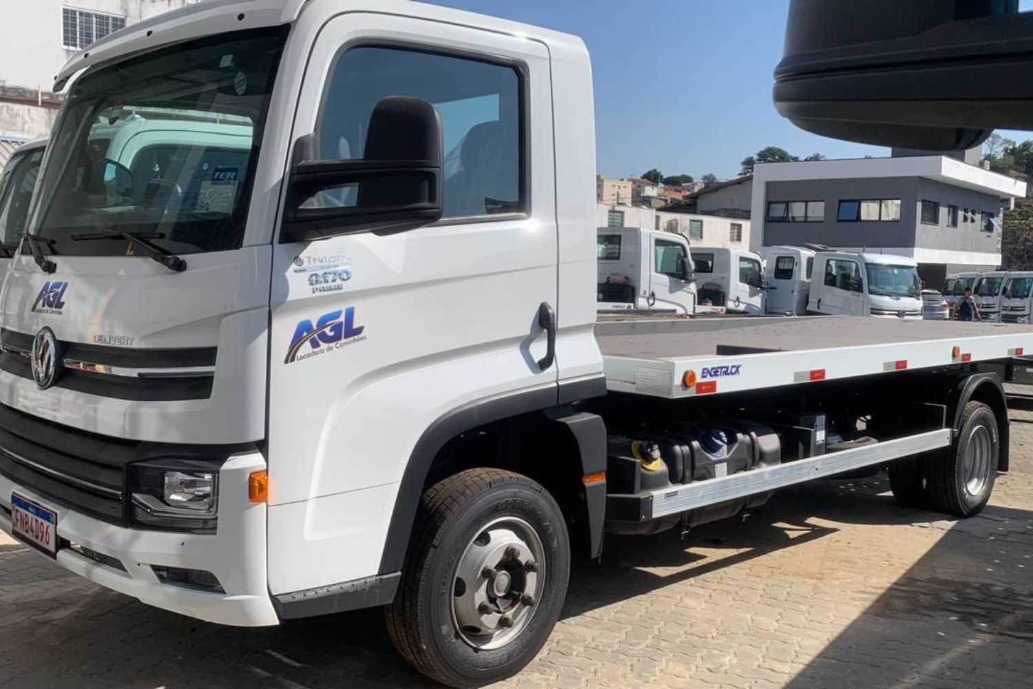 Caminhão baú branco da frota AGL