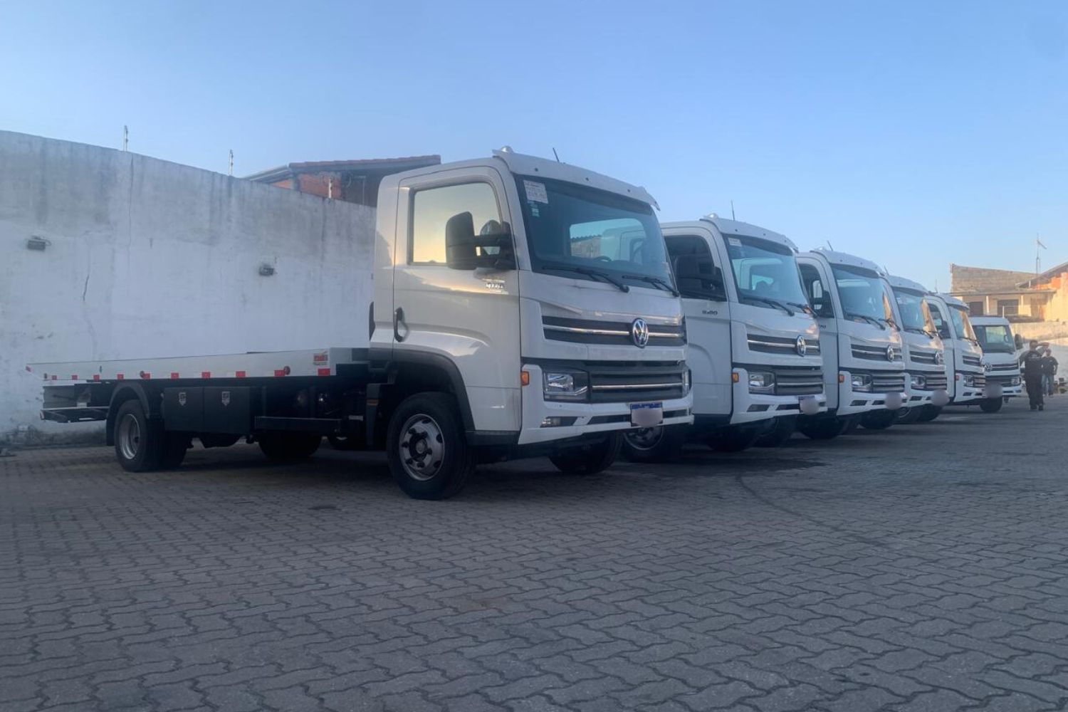 Caminhão guincho branco da frota AGL