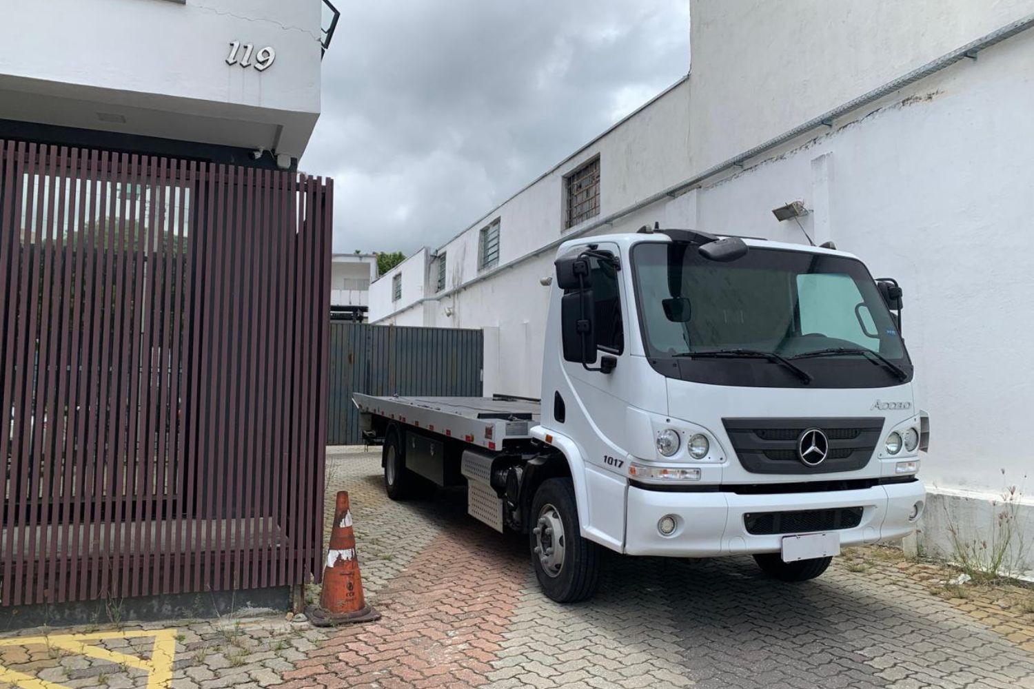 Caminhão guincho branco da frota AGL
