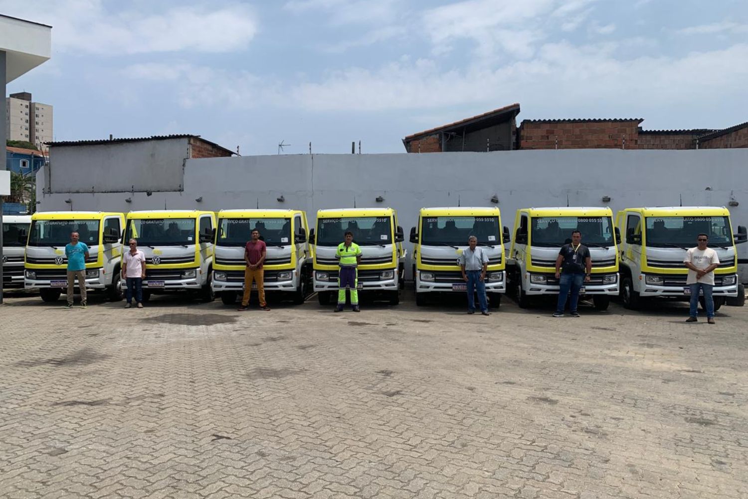 Caminhão guincho branco da frota AGL
