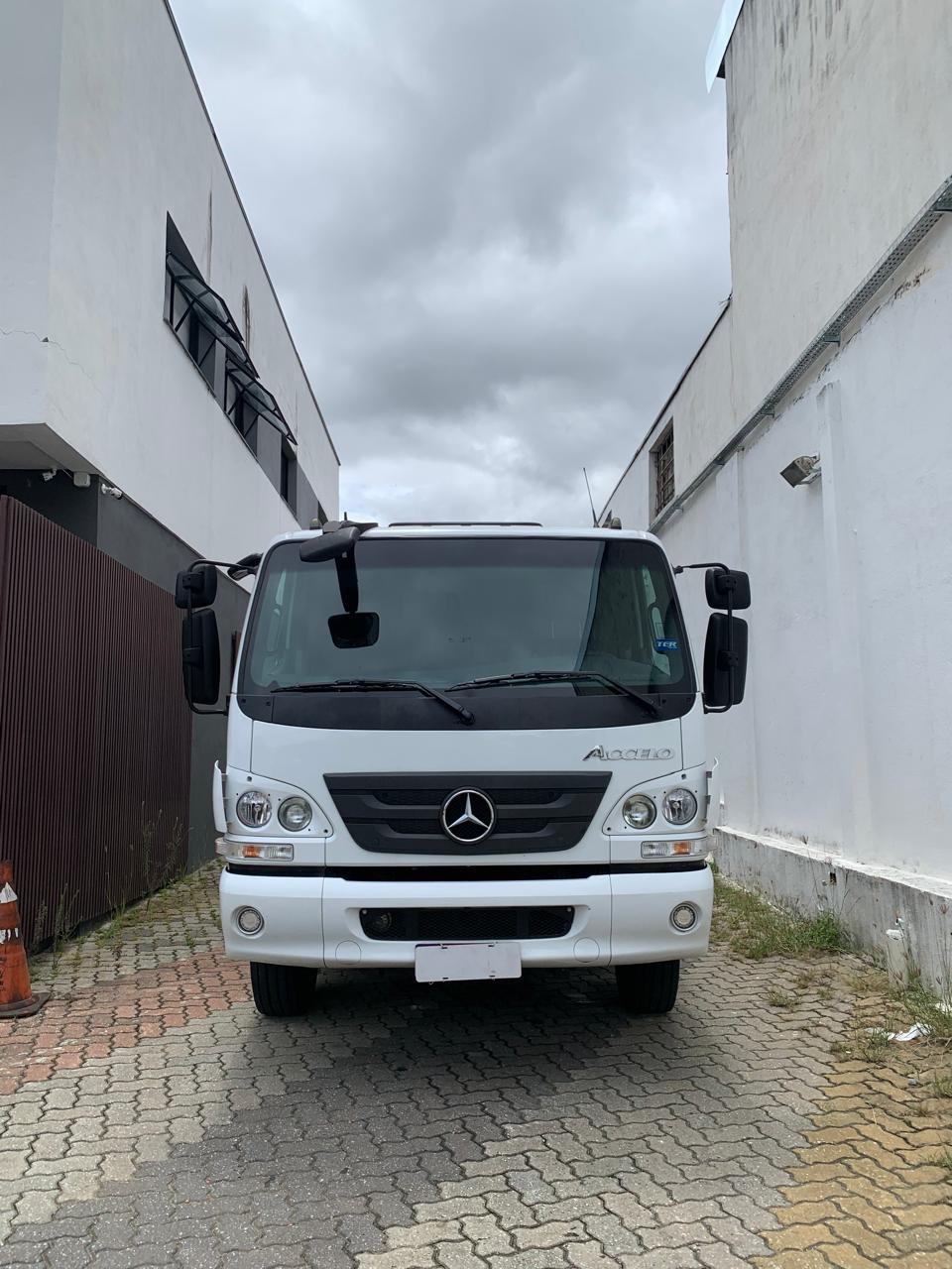 Mercedes Bens 1017 Automático - Vista Lateral